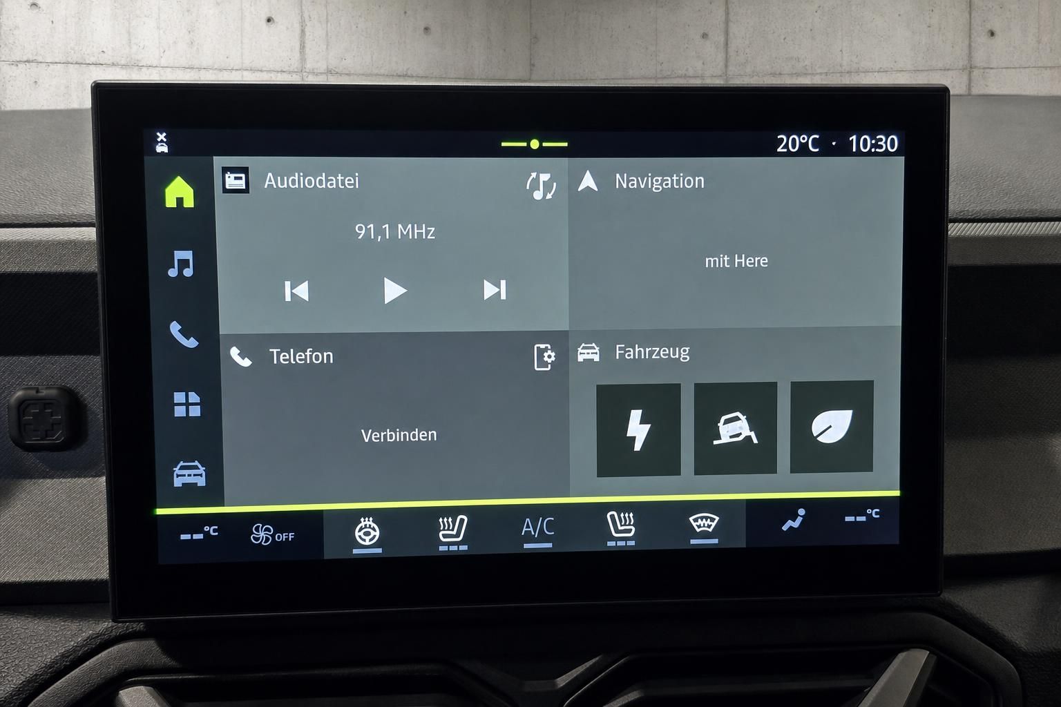 Infotainment-Bildschirm mit Navigation und Klimabedienung im Auto