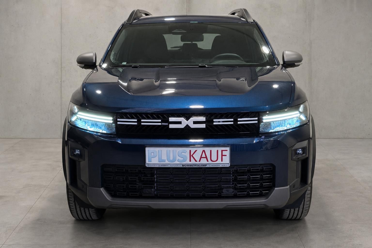 Blaues SUV Frontansicht mit markantem Kuehlergrill und LED-Tagfahrlicht