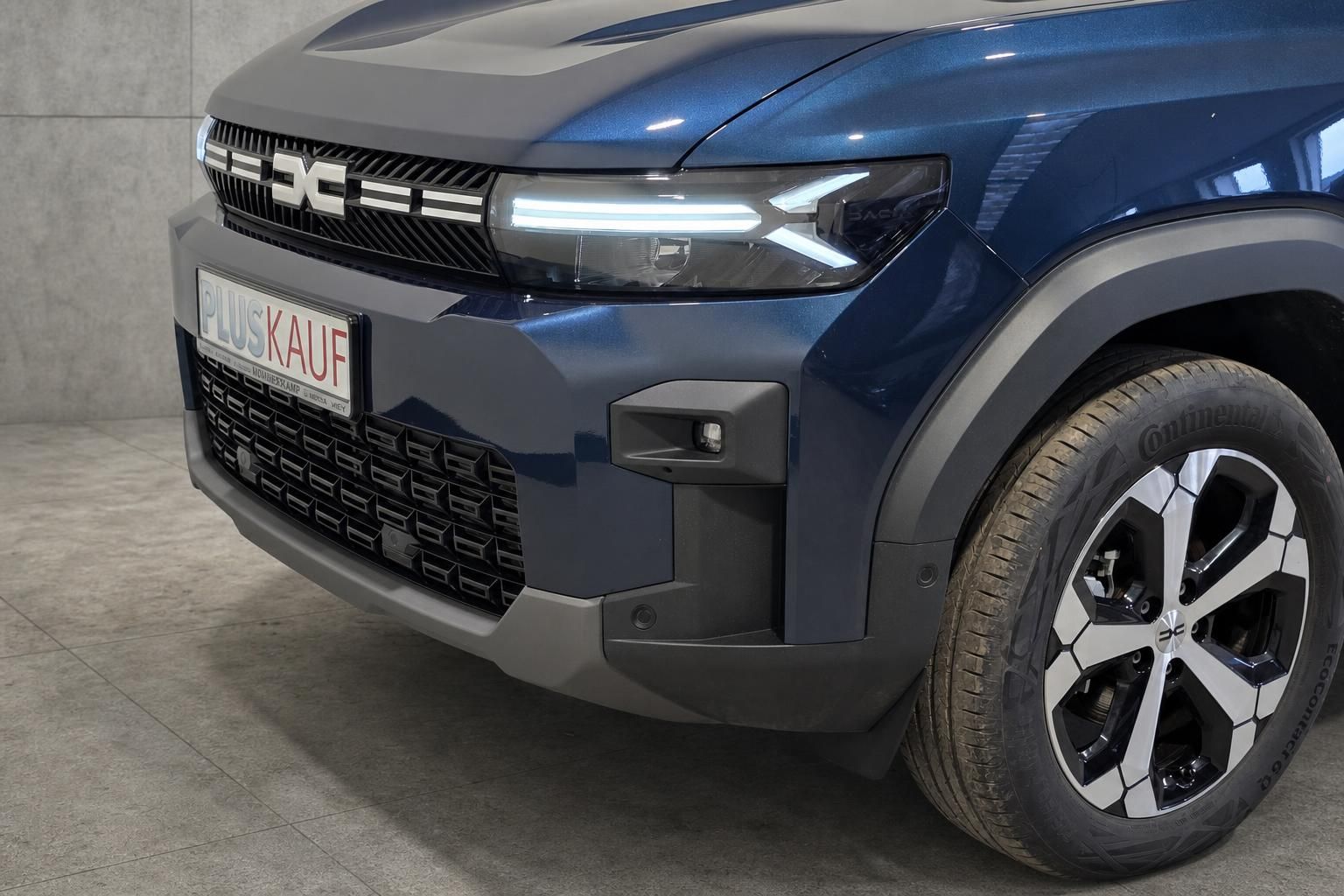 Frontpartie in Blau mit LED-Scheinwerfer und Leichtmetallfelge im Detail