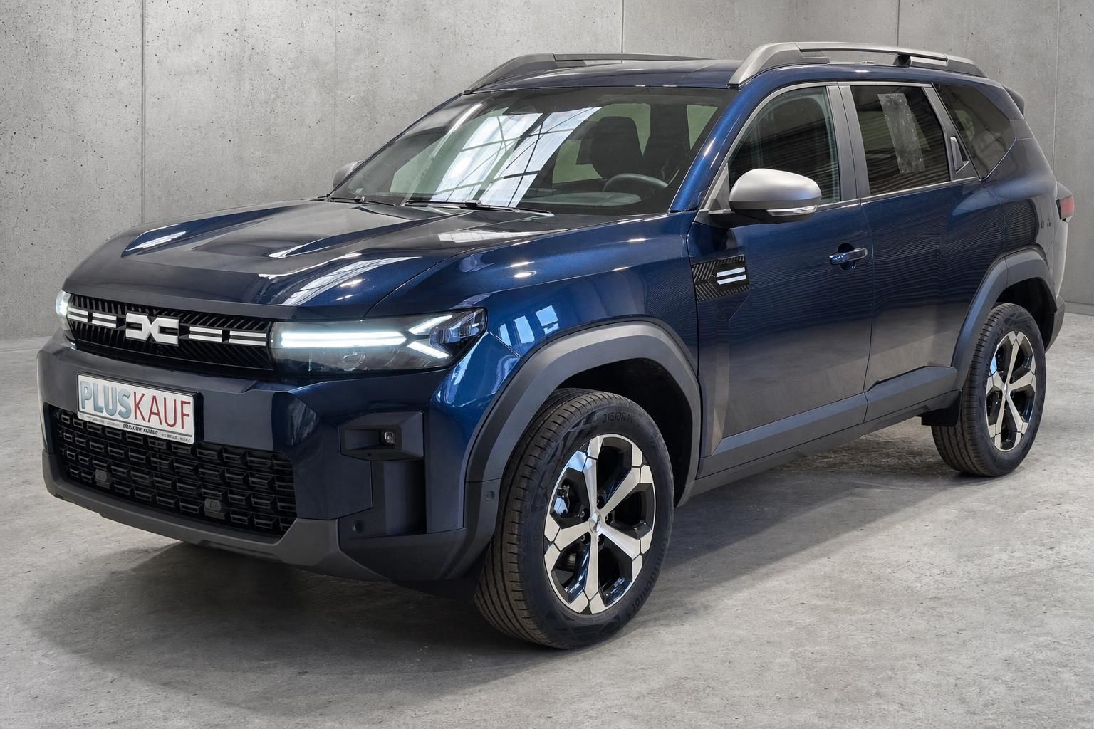 Dacia Bigster in Blau, Frontansicht schräg von vorne rechts