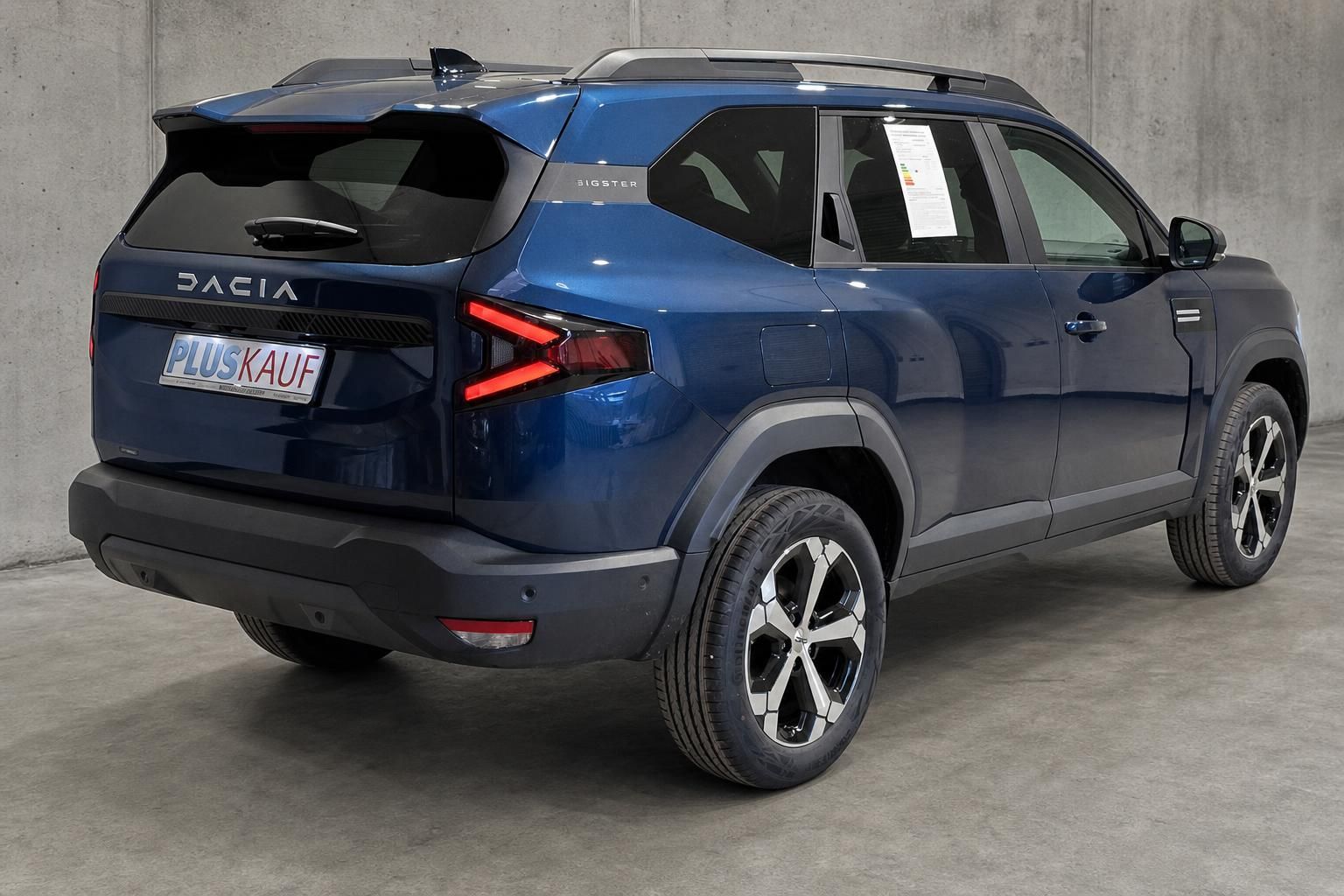 Dacia Bigster in Blau, Heckansicht schräg von hinten rechts