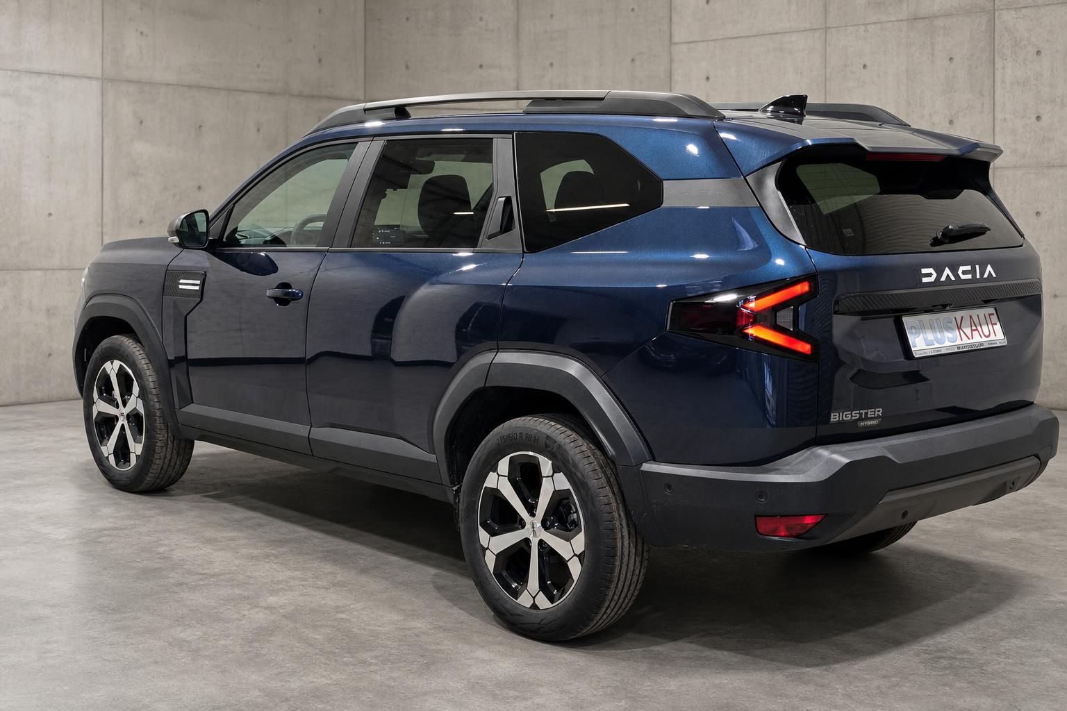 Dacia Bigster Hybrid in Blau, Seitenansicht von hinten links
