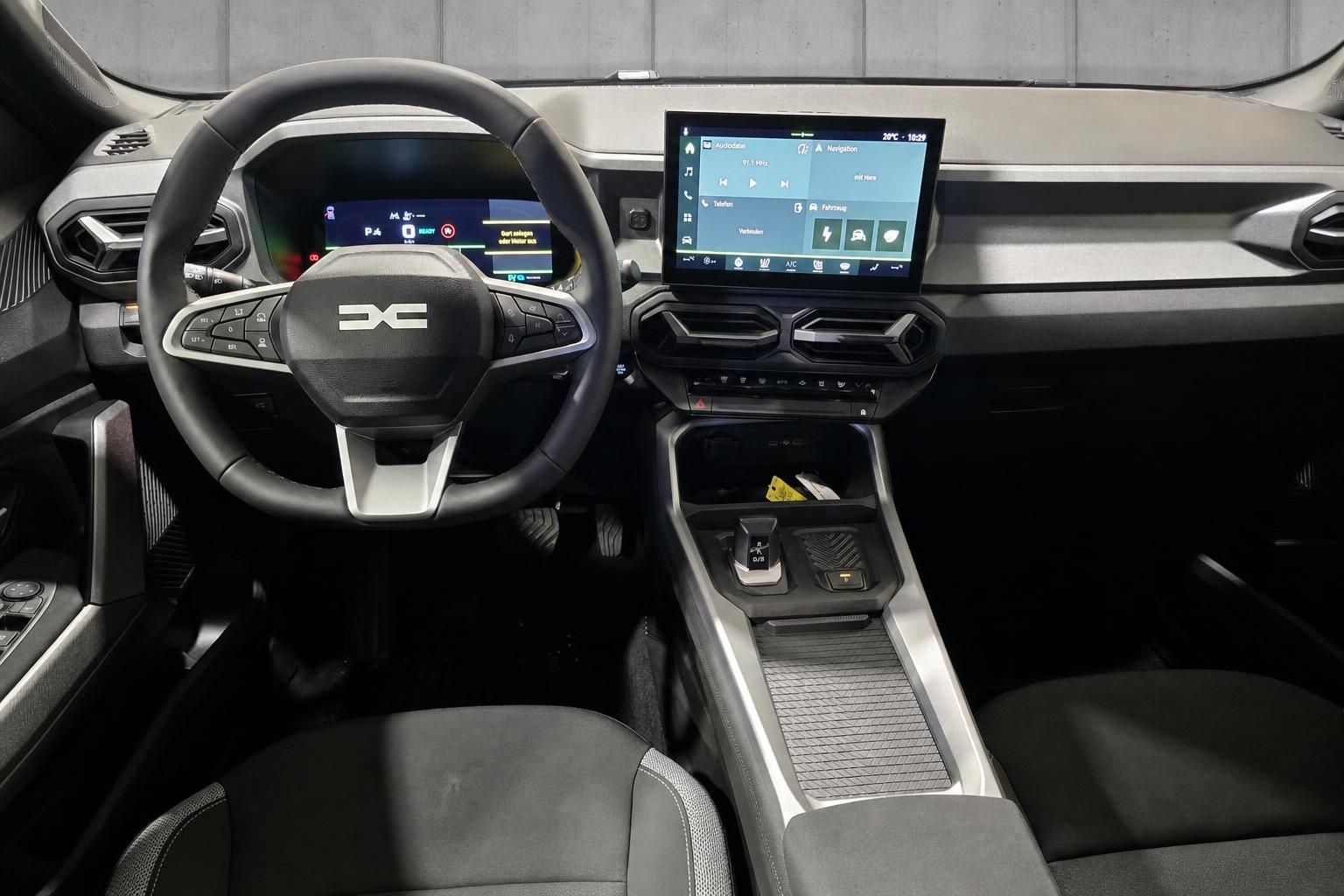 Cockpit mit Lenkrad und Infotainment-Display im Fahrzeuginnenraum