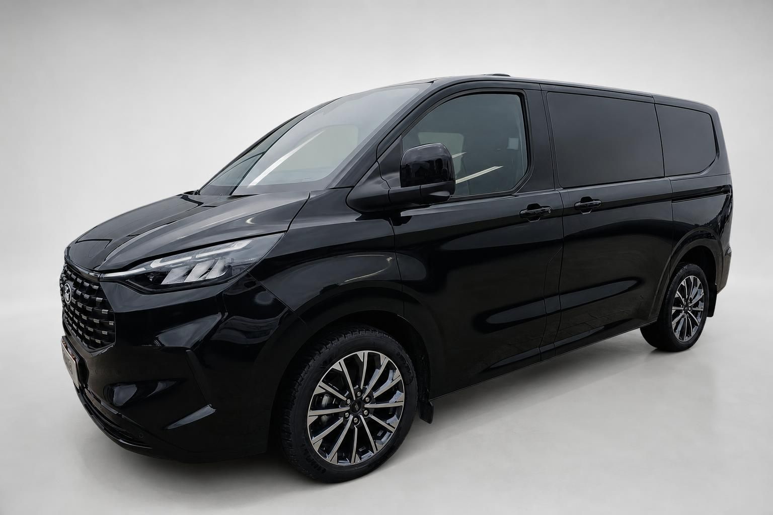 Ford Van in Schwarz, Frontansicht mit Alufelgen im Studio
