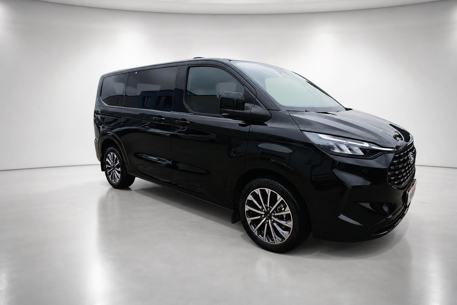 Ford Tourneo Custom schwarz Seitenansicht vorne im Studio