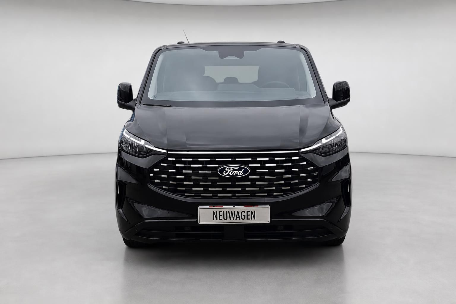 Ford Tourneo Custom schwarz Frontansicht Neuwagen im Studio