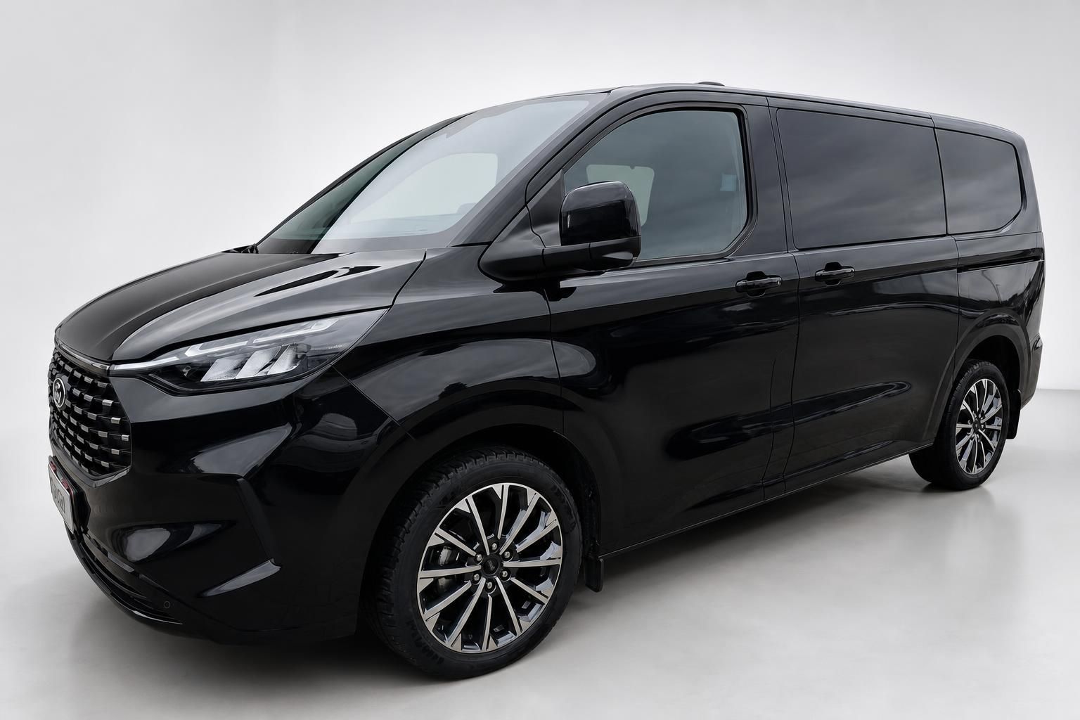 Ford Tourneo Custom schwarz Frontansicht seitlich im Studio