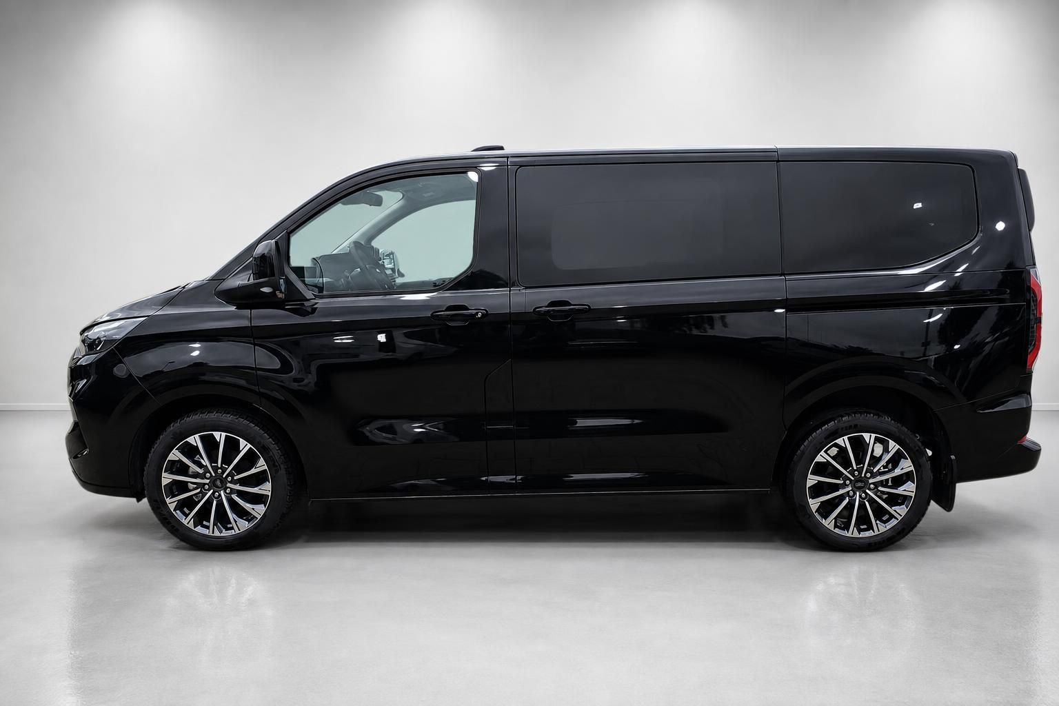 Ford Tourneo Custom schwarz Seitenansicht Profil Studioaufnahme
