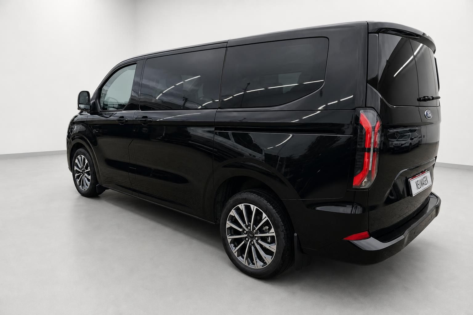 Ford Tourneo Custom schwarz Heckansicht seitlich Neuwagen
