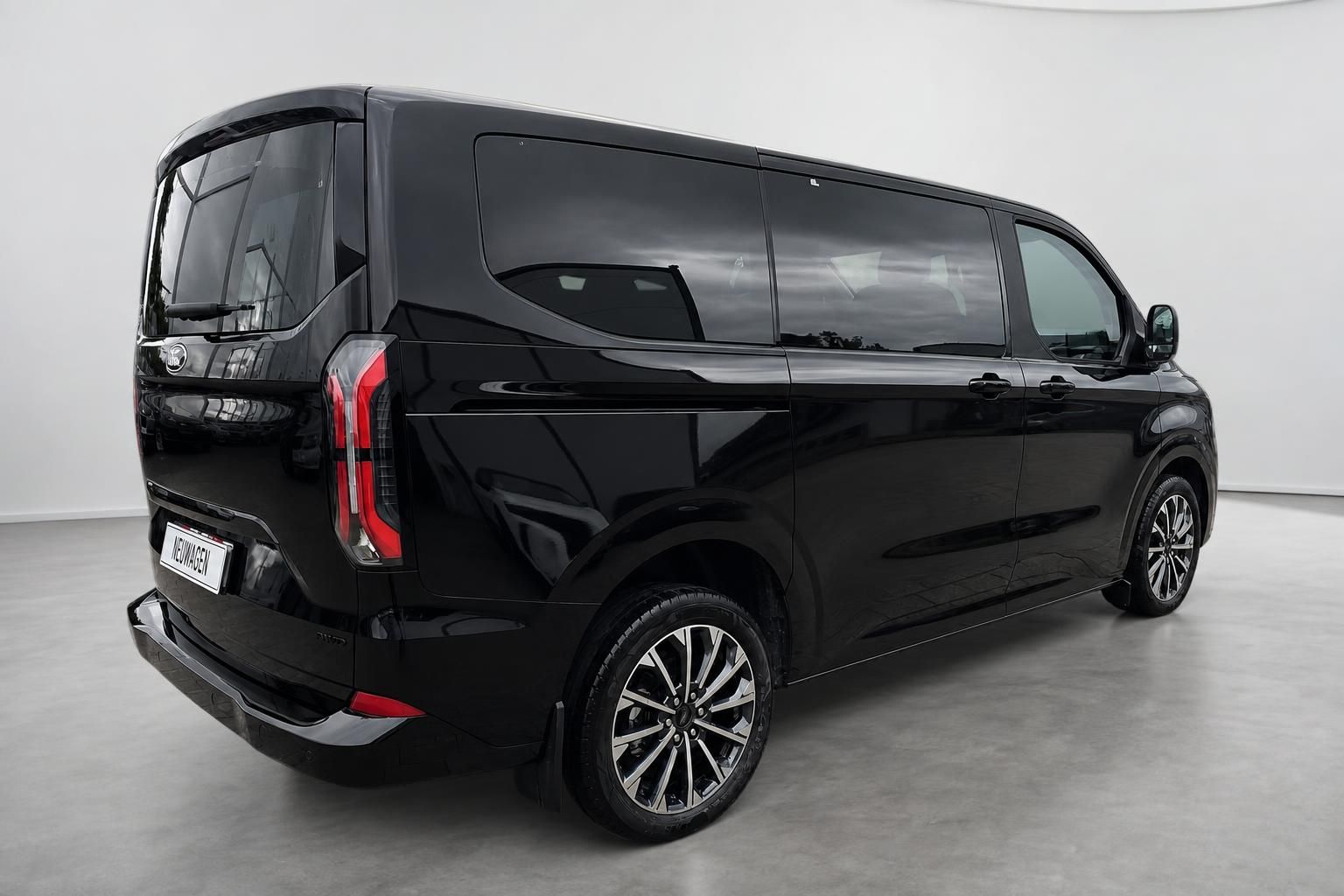 Ford Tourneo Custom schwarz Heck seitlich Studioaufnahme