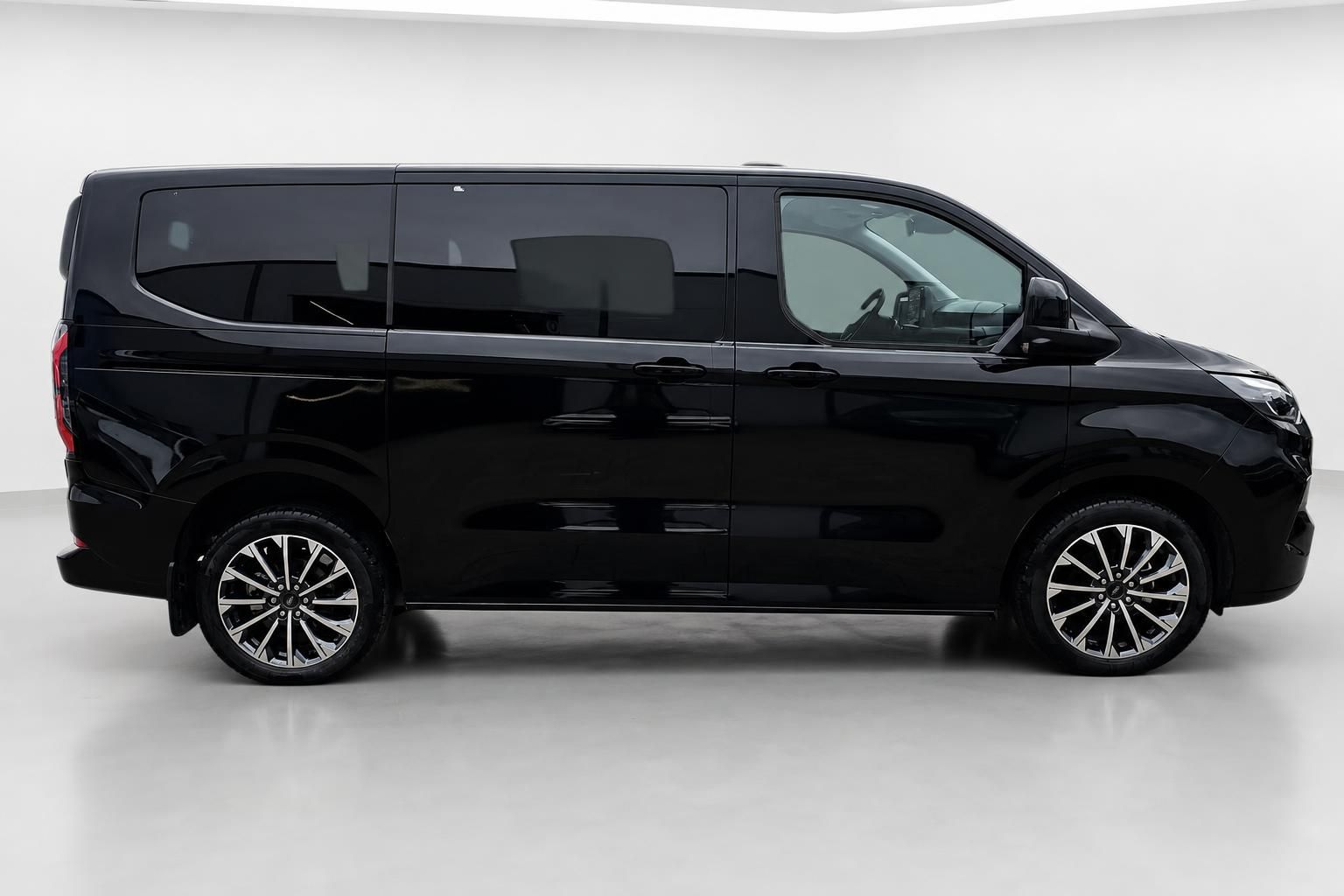 Ford Tourneo Custom schwarz Seitenansicht Van im Studio