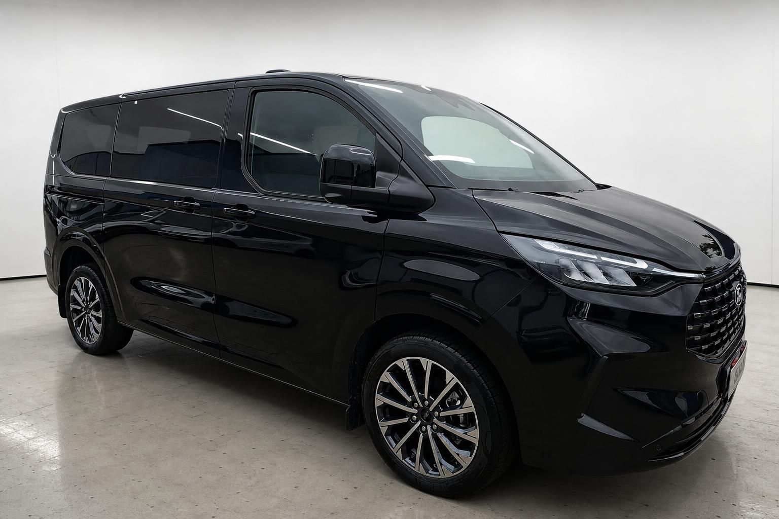 Ford Tourneo Custom schwarz Frontansicht schraeg Studiofoto
