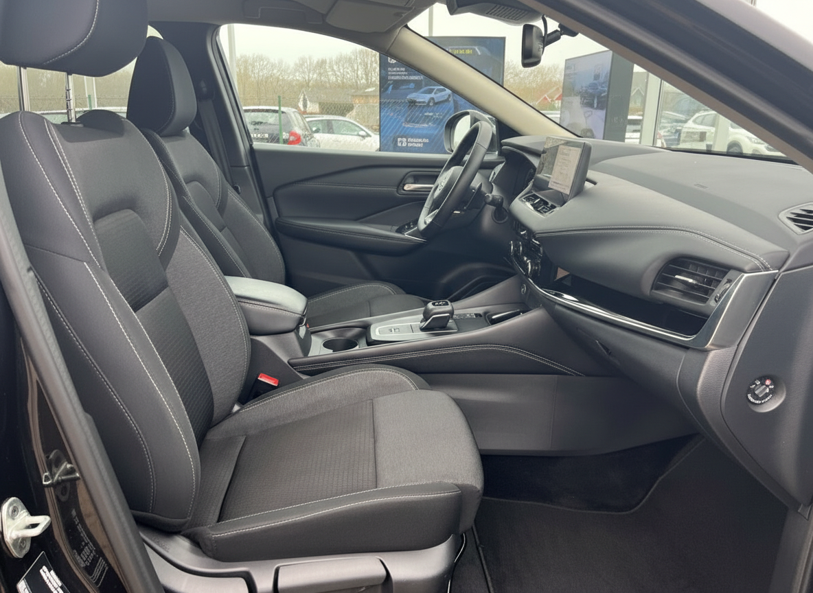 Innenraum Beifahrerseite mit Stoffsitzen, Automatikgetriebe und Touchscreen-Display