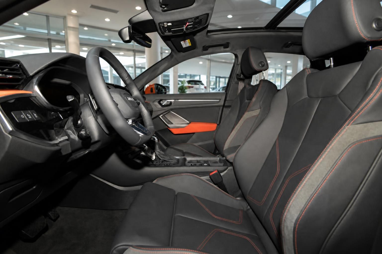 Audi Q3 Innenausstattung, Sitze mit orangen Kontrastnähten
