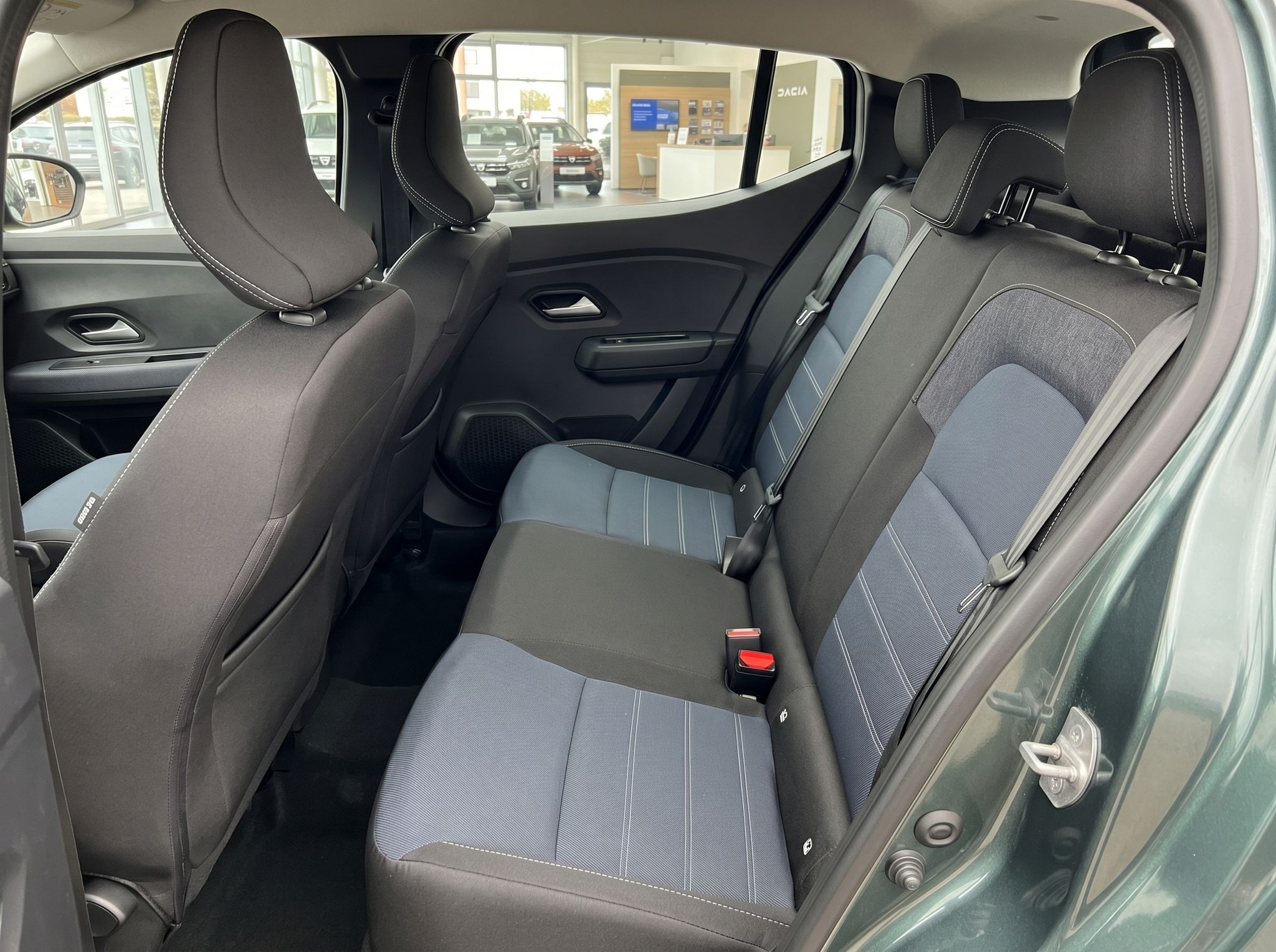 Dacia Rückbank mit blau-grauer Polsterung und geteilter Rückenlehne - Fondbereich