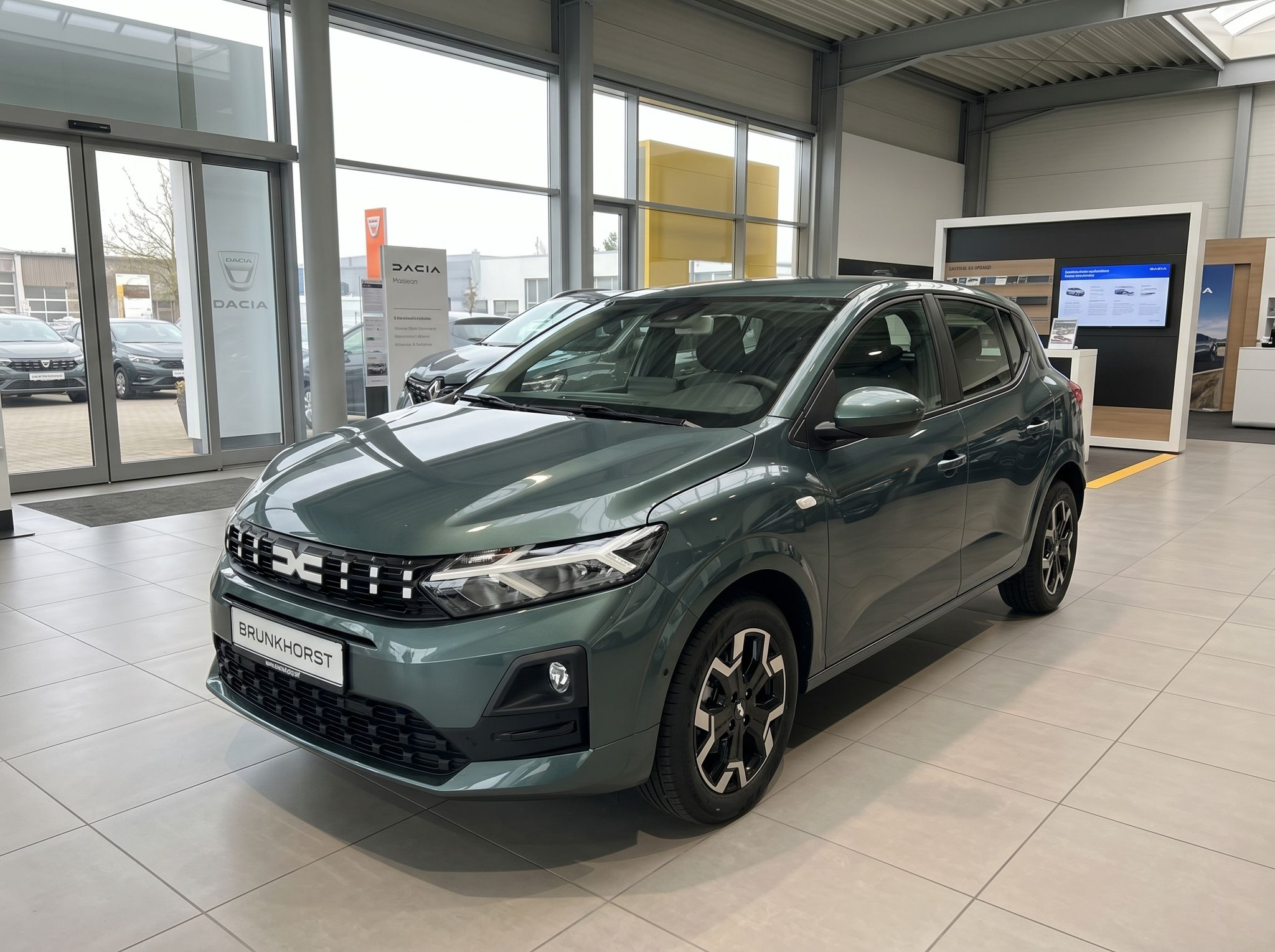 Dacia Sandero in Grün - Frontansicht im Autohaus Brunkhorst Showroom