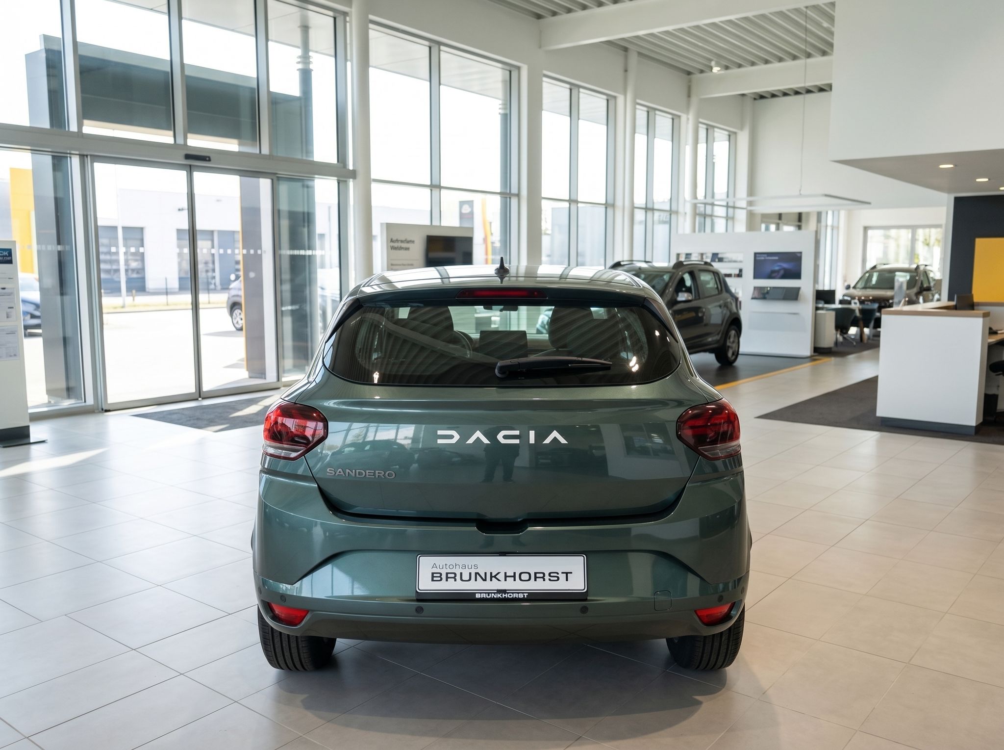 Dacia Sandero in Grün - Heckansicht im Autohaus Brunkhorst Showroom