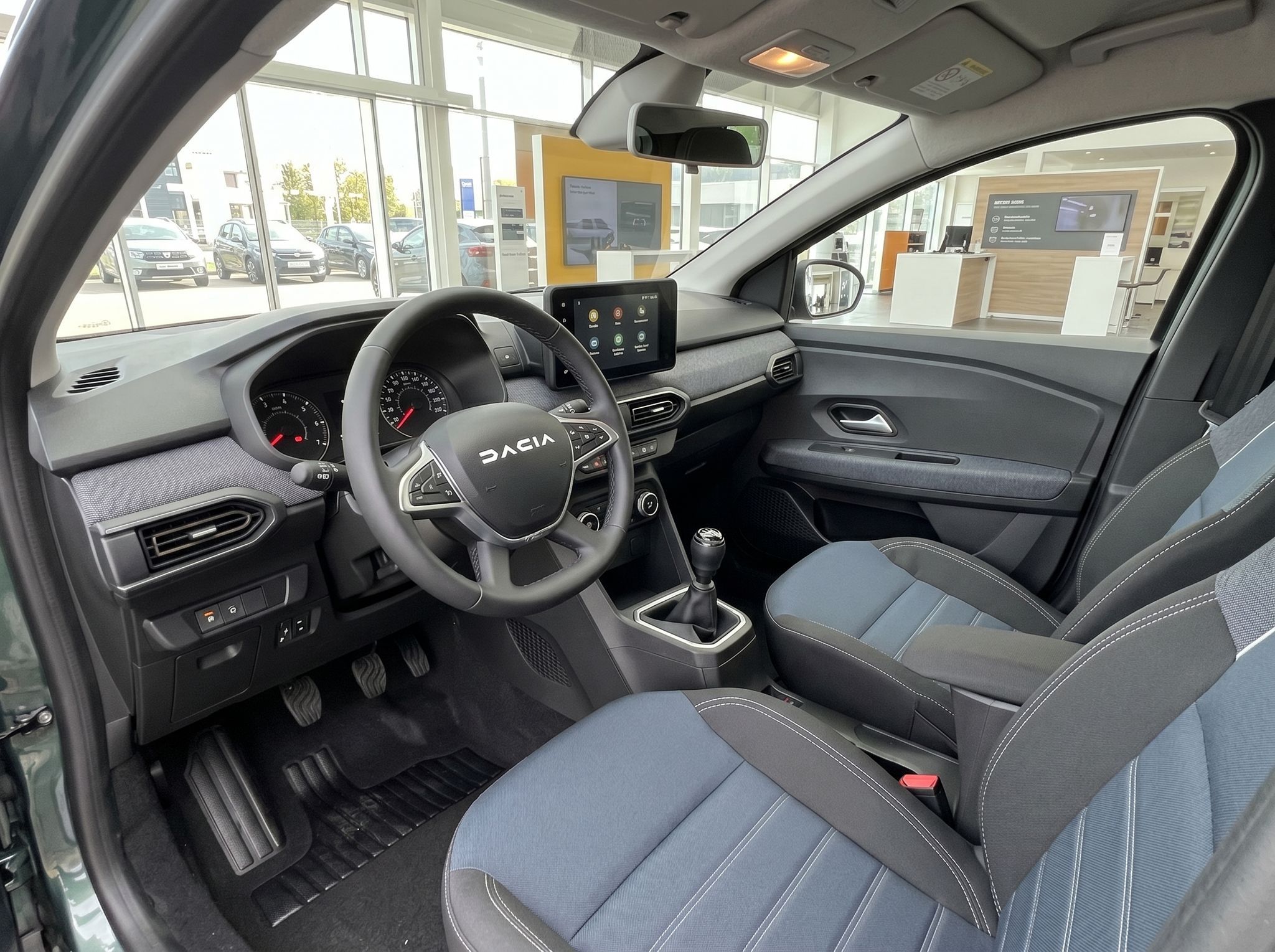Dacia Innenraum mit Lenkrad, Touchscreen und Sitzbezügen - modernes Cockpit