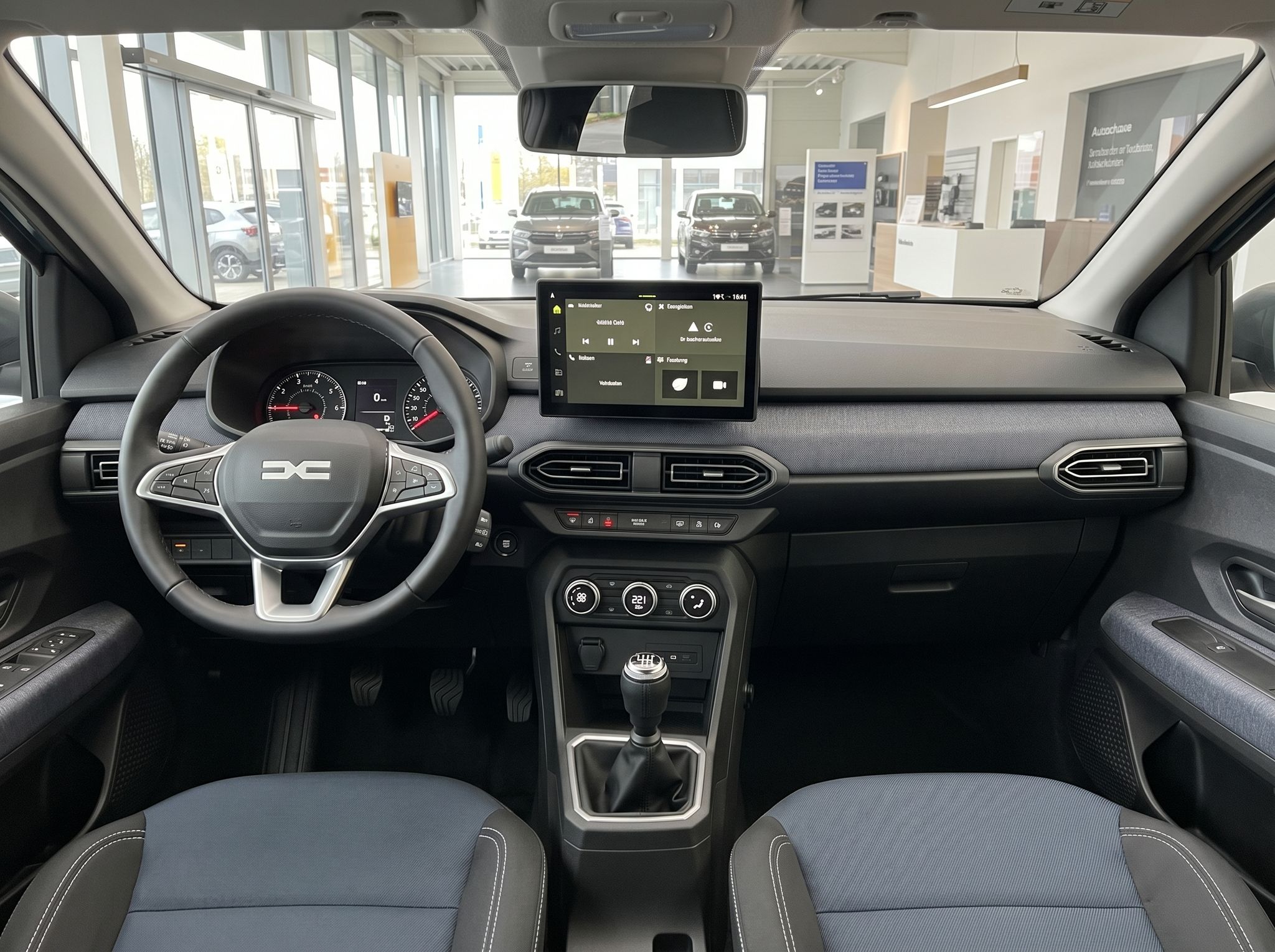 Dacia Innenraum mit Armaturenbrett, Touchscreen und manueller Schaltung - Cockpit-Ansicht
