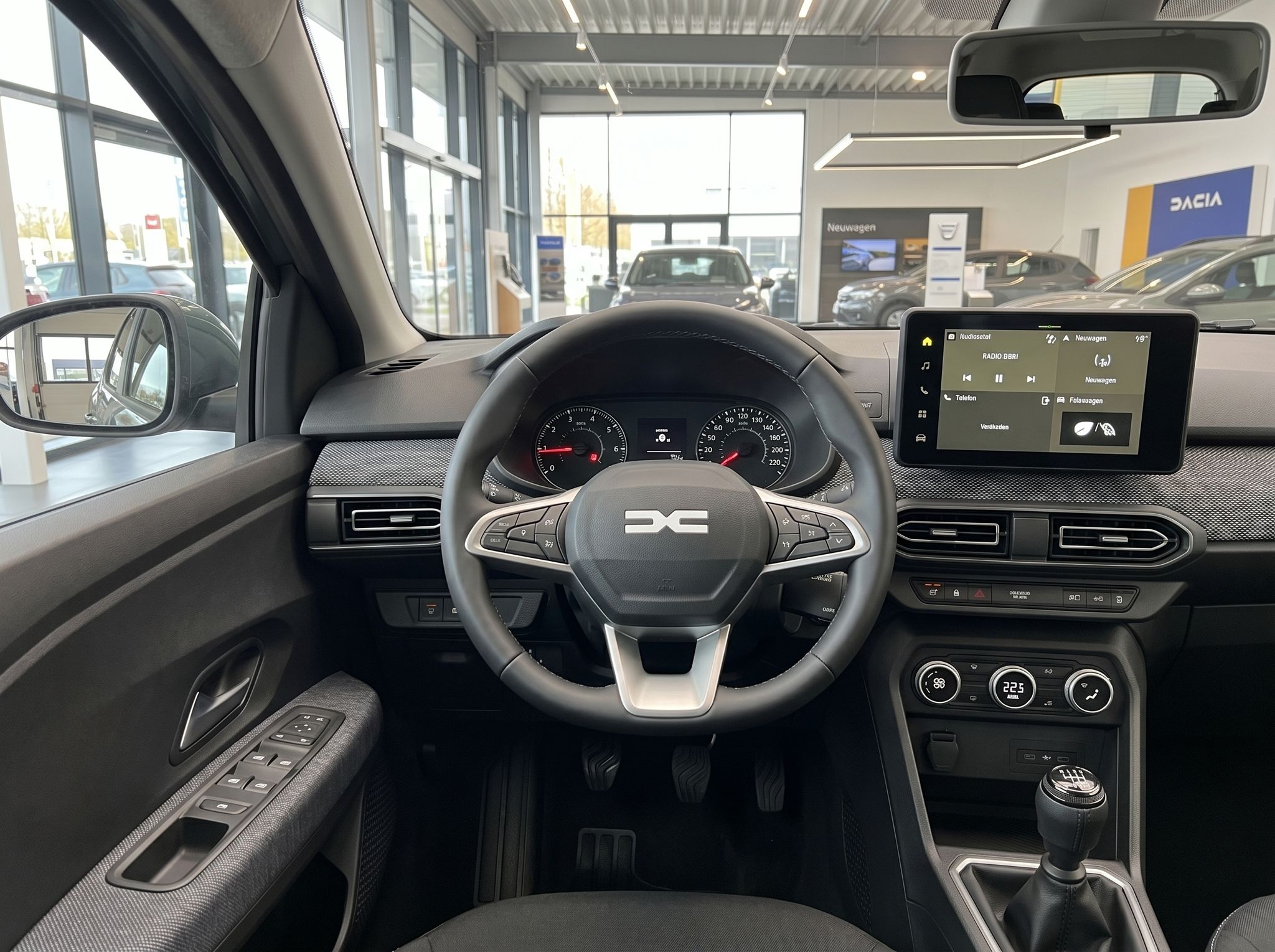 Dacia Fahrerplatz mit Lenkrad, Tacho und Infotainment-System - Innenausstattung Detail