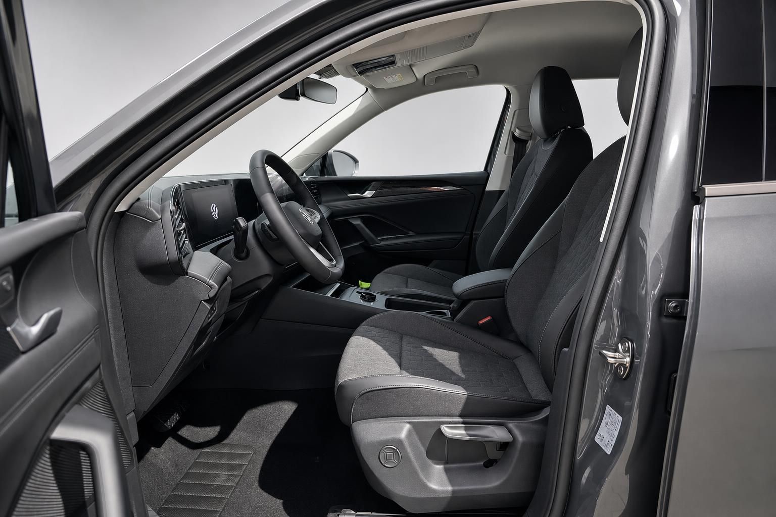 VW Innenraum Vordersitze mit geoeffneter Tuer und Cockpit Ansicht