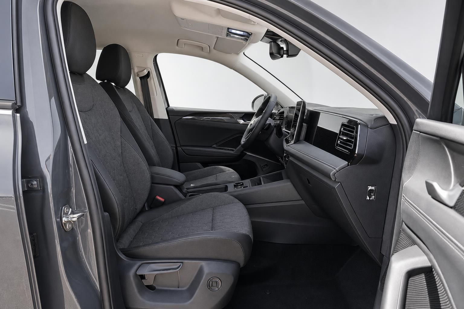 Innenraum VW SUV mit Blick auf Vordersitze und Cockpit