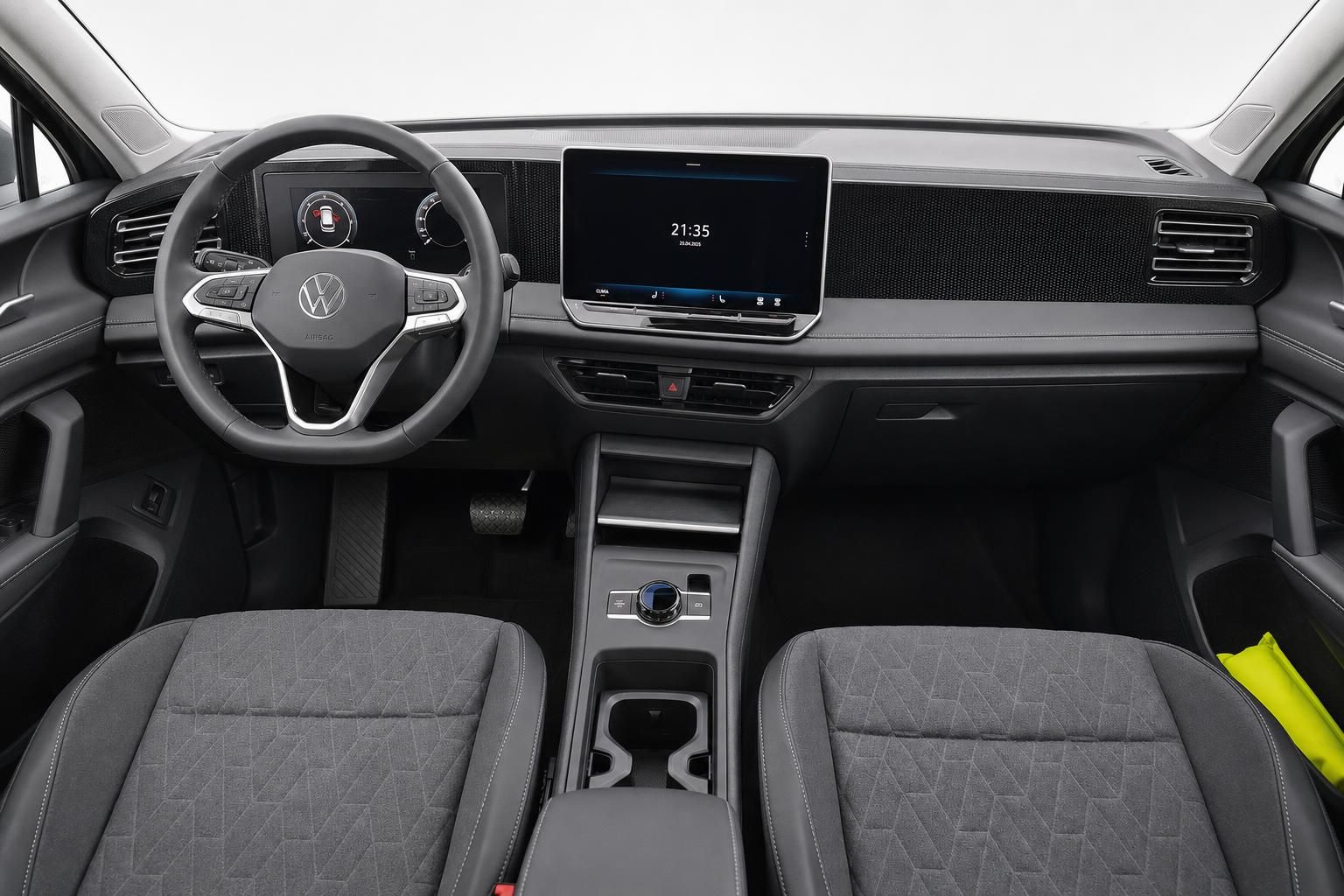 VW Innenraum Cockpit mit Lenkrad und digitalem Infotainment-Display
