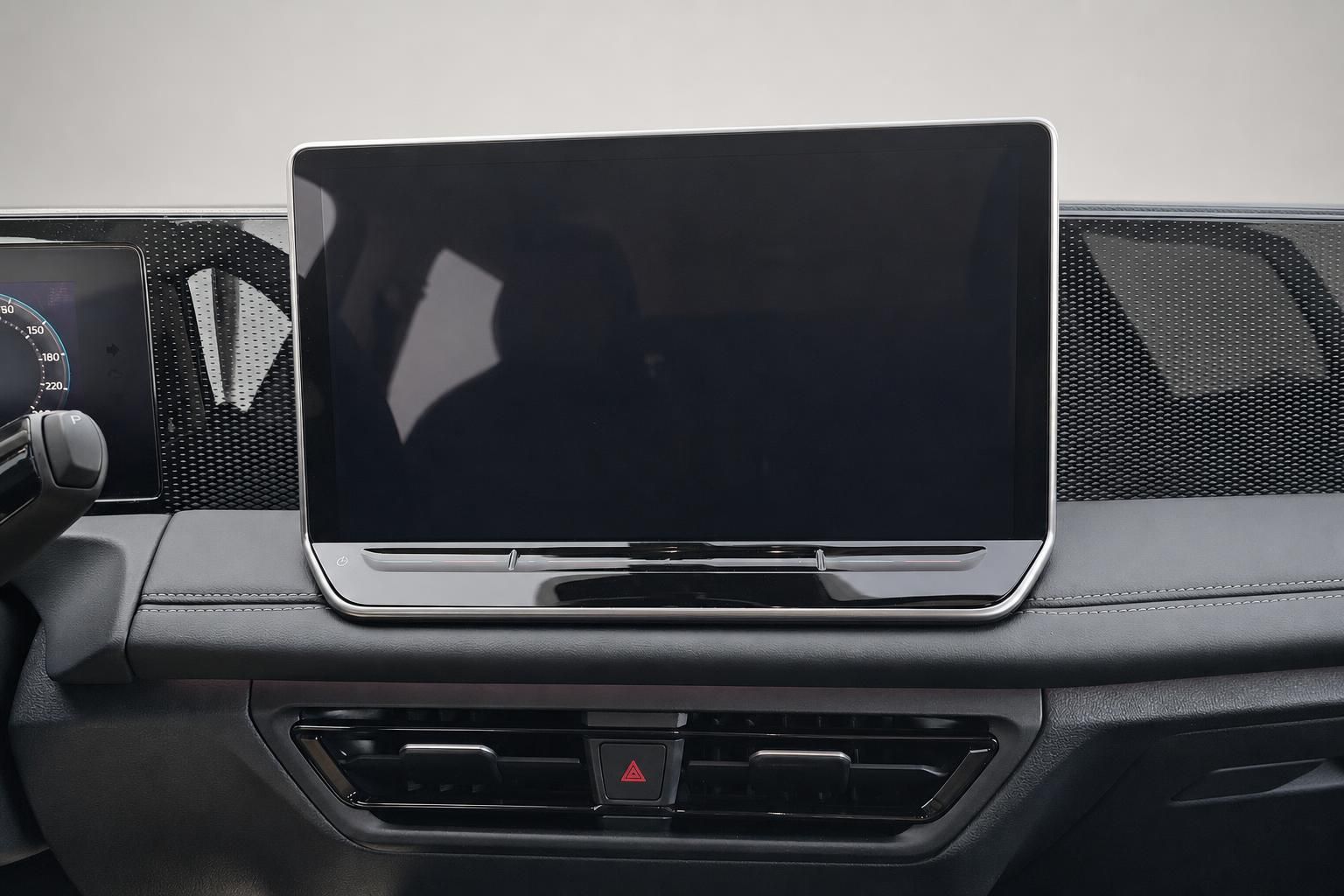 Infotainment-Touchscreen im Cockpit des VW SUV Innenraum