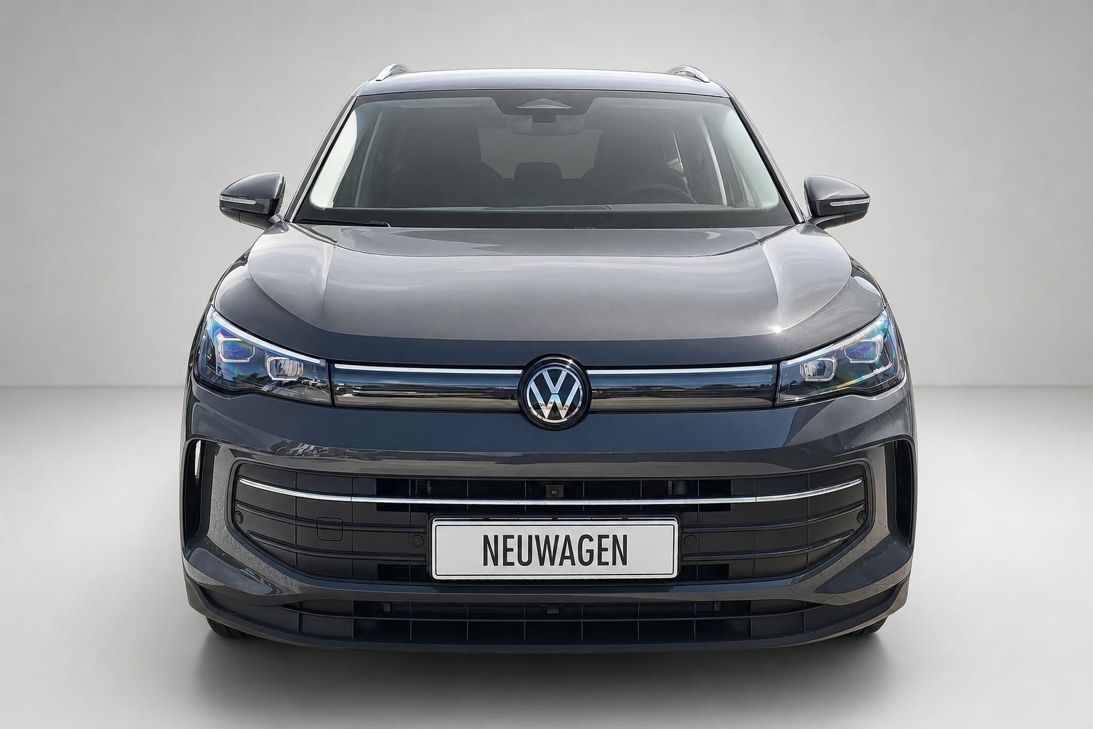 VW Tiguan grau Frontansicht mit Kennzeichen Neuwagen im Studio