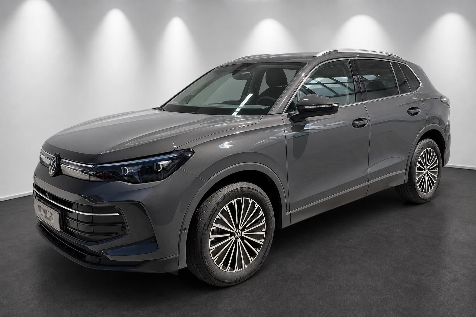 VW Tiguan grau Seitenansicht vorne im Fotostudio mit Felgen