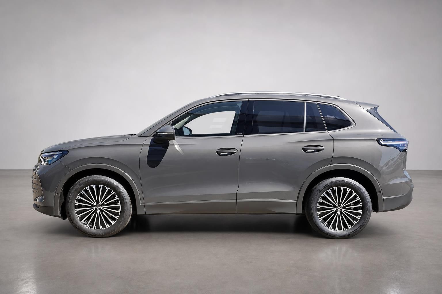 VW SUV in Grau metallic, Seitenansicht Studioaufnahme