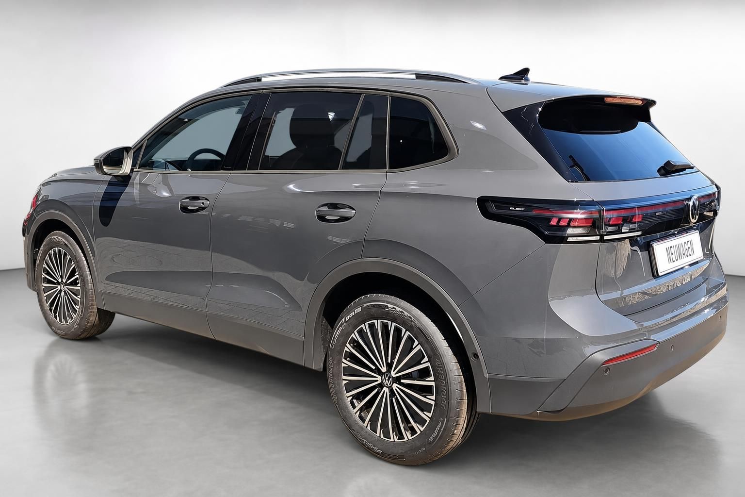 VW Tiguan grau Heckansicht schraeg im Studio