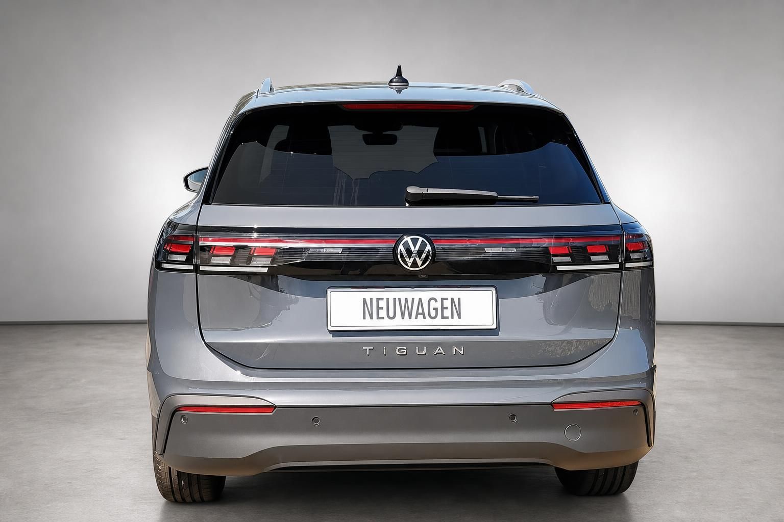 VW Tiguan grau Heckansicht direkt Neuwagen Studio