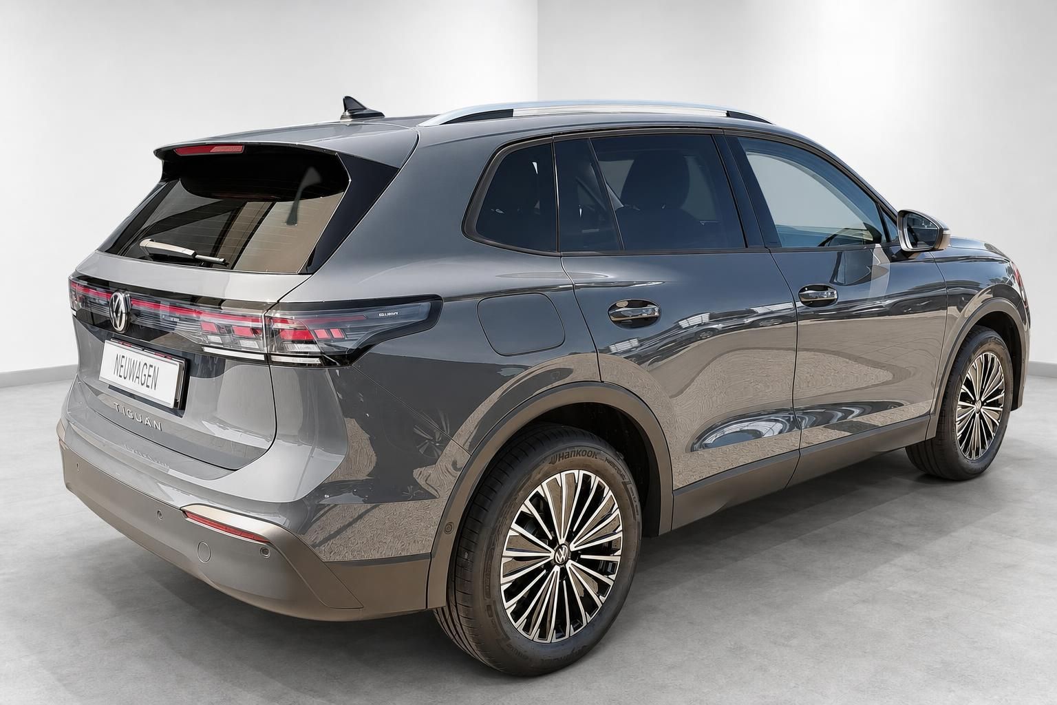 VW Tiguan grau metallic Heckansicht seitlich im Fotostudio