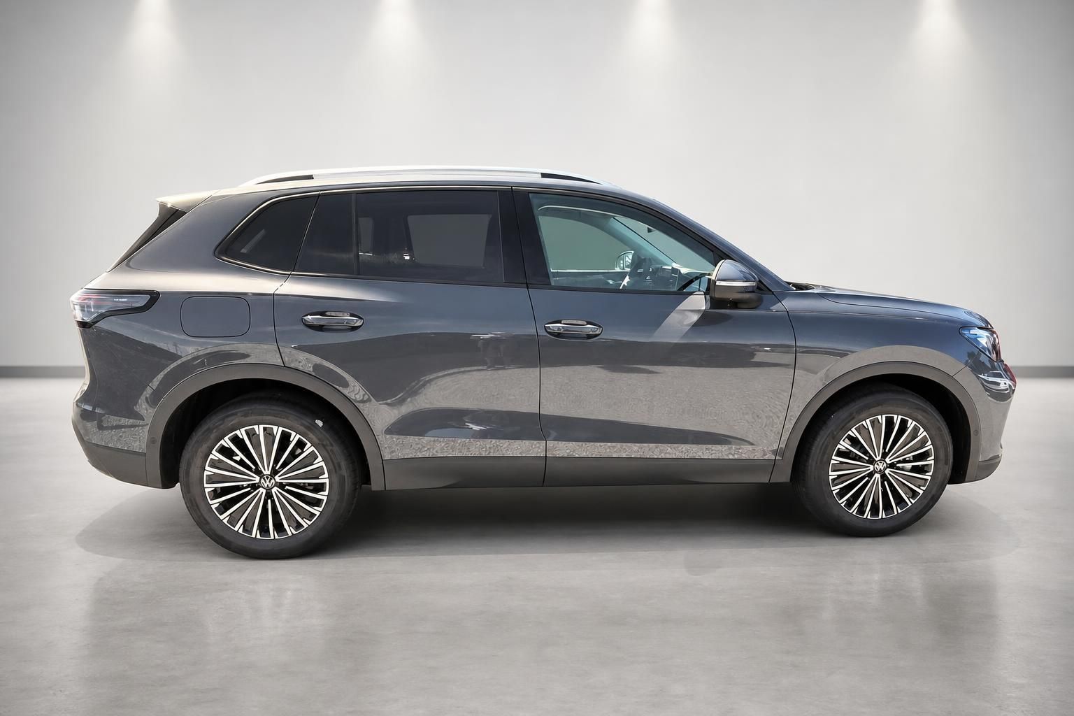 VW SUV in Grau-Blau metallic, Seitenansicht im Studio