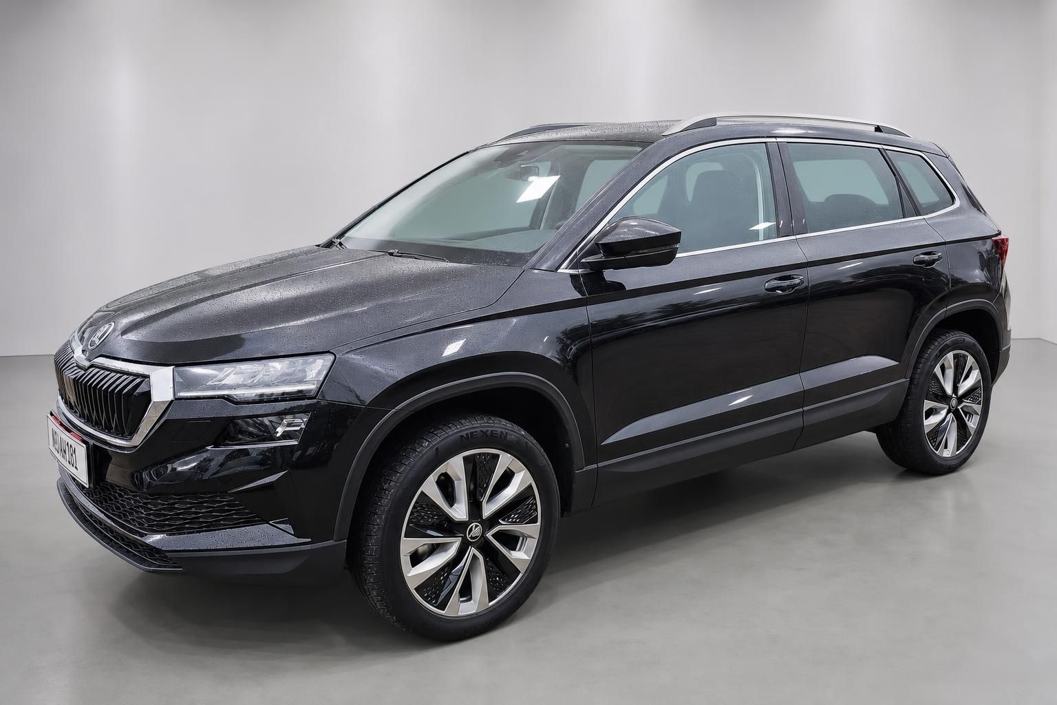 Skoda Karoq schwarz metallic SUV Seitenansicht mit Alufelgen