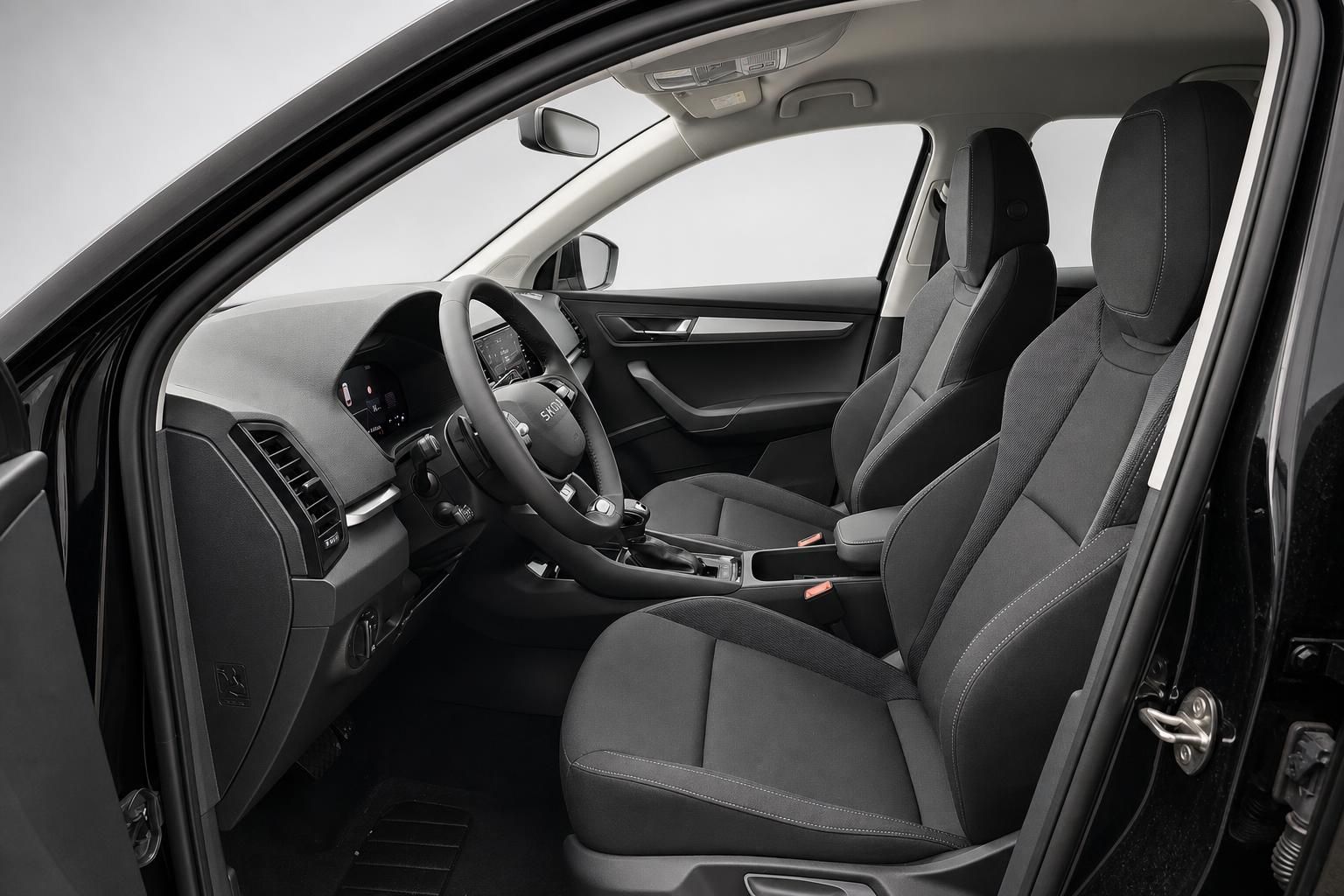 Skoda Karoq Innenraum mit schwarzen Sportsitzen und Lederlenkrad