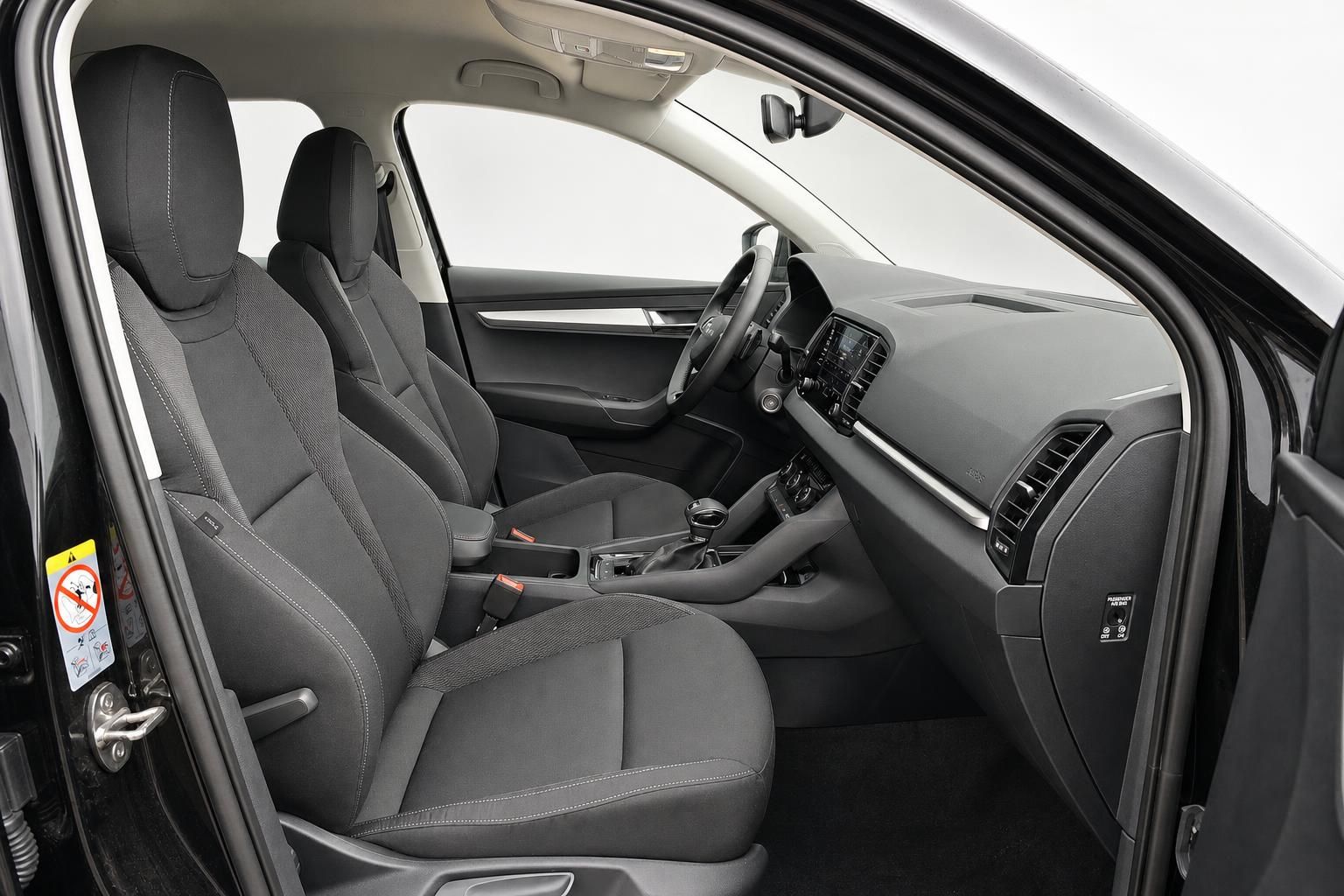Skoda Karoq Innenraum Vordersitze und Armaturenbrett Detailansicht