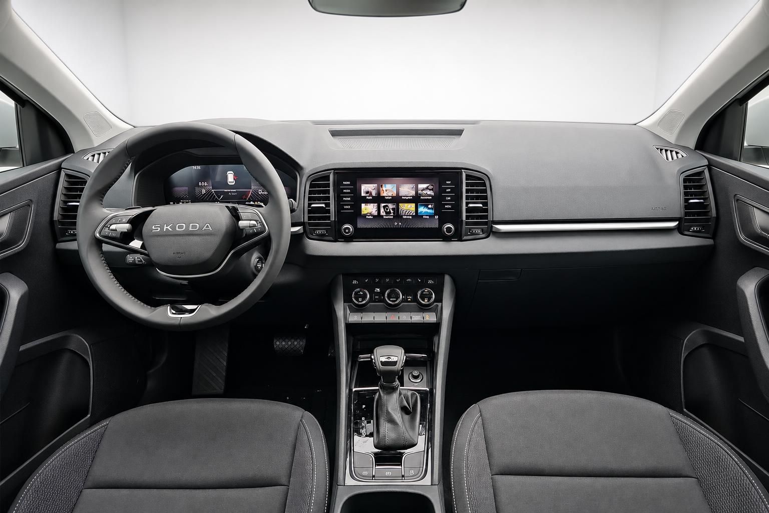 Skoda Karoq Cockpit mit Lenkrad, Touchscreen und Mittelkonsole