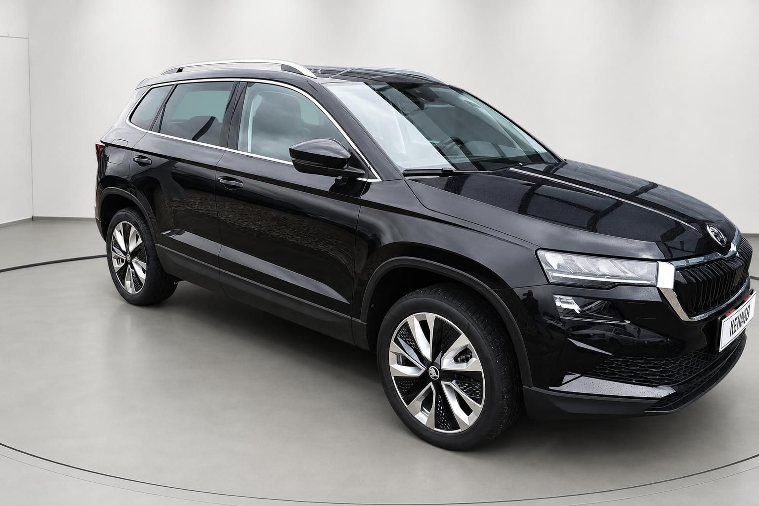 Skoda Karoq schwarz SUV Seiten-Frontansicht Studio