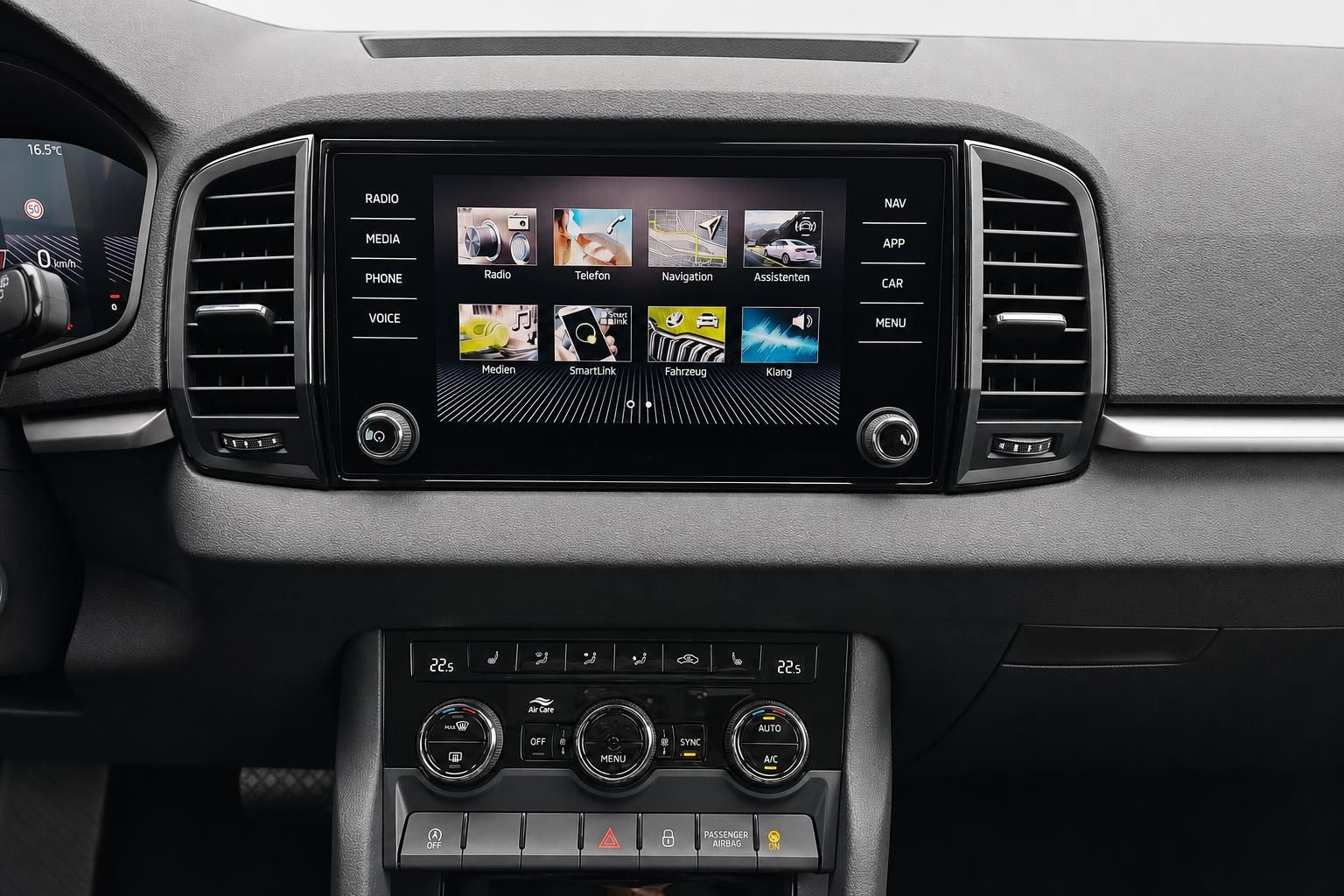 Skoda Karoq Infotainment-Bildschirm mit Navigation und Klimabedienung