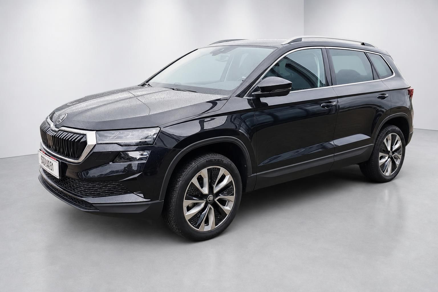 Skoda Karoq schwarz Frontansicht SUV Studioaufnahme