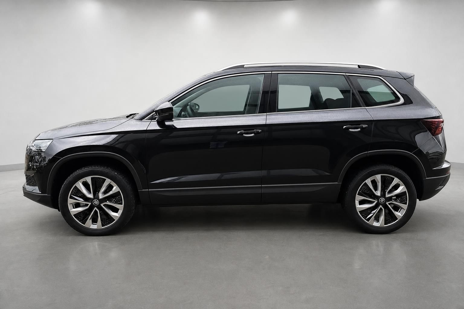 Skoda Karoq schwarz Seitenansicht SUV Studio