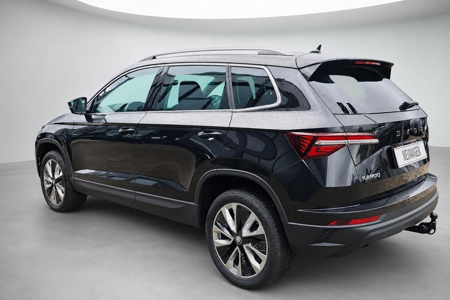 Skoda Karoq schwarz Heckansicht SUV mit Anhaengerkupplung