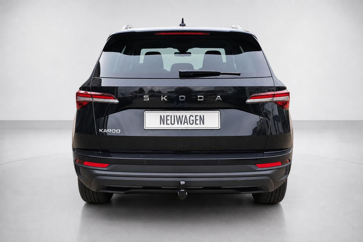 Skoda Karoq schwarz Heckansicht Neuwagen Studioaufnahme