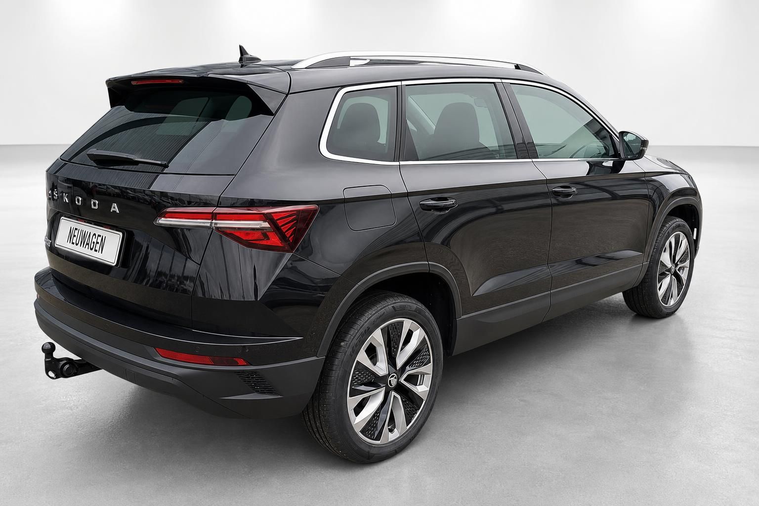 Skoda Karoq schwarz Heck schräg SUV Neuwagen Ansicht