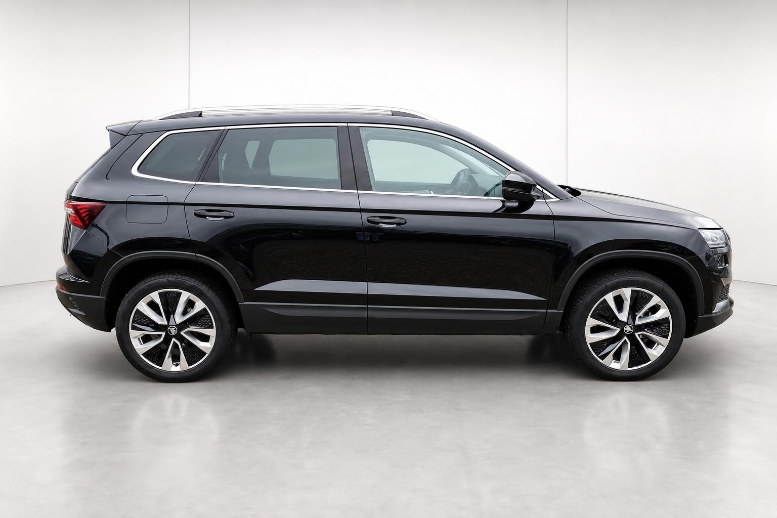 Skoda Karoq schwarz Seitenansicht SUV Neuwagen