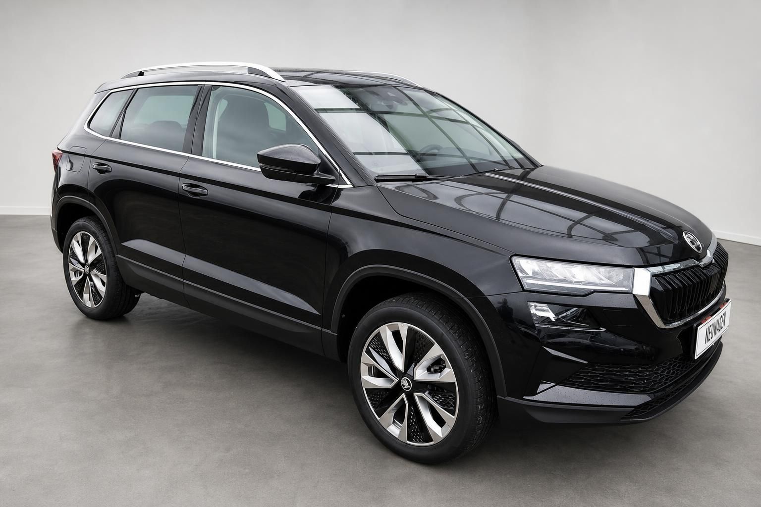 Skoda Karoq schwarz Frontansicht schräg SUV Neuwagen