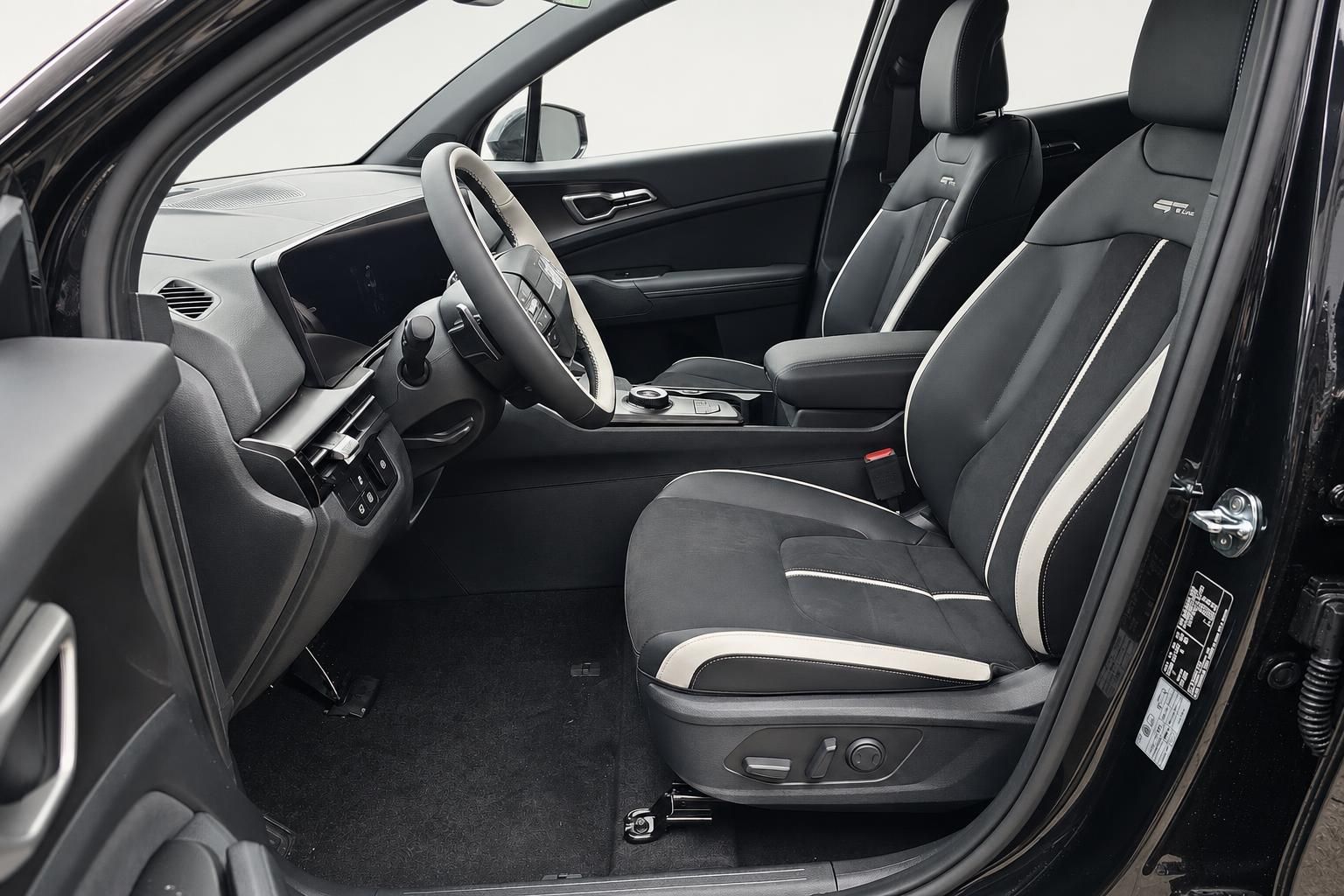 Kia Fahrersitz mit ST-Line Polsterung und Blick ins Cockpit