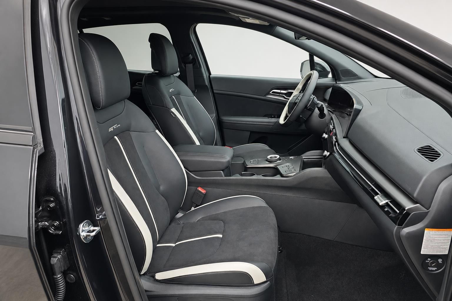 Kia Innenraum mit schwarz-weissen ST-Line Sportsitzen und Cockpit